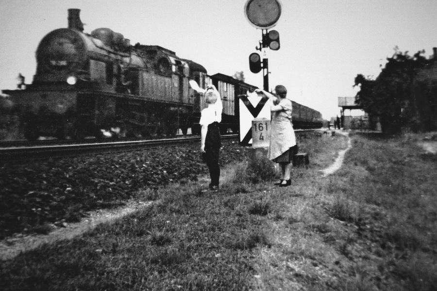 Bahnstrecke mit Lokomotive, Haltestelle "Dicke Weib" (ca. 1940)