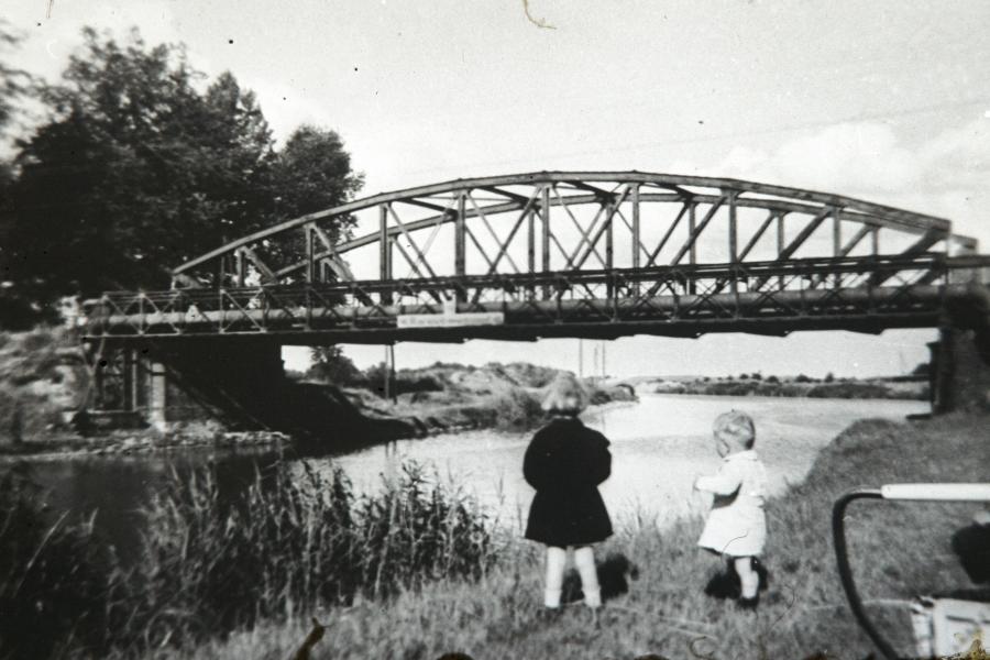 Kinder am Kanal vor der ehemaligen Prinzbrücke (ca. 1935)