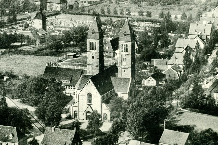 Luftaufnahme der Pfarrkirche St. Clemens (Aufnahmedatum unbekannt)
