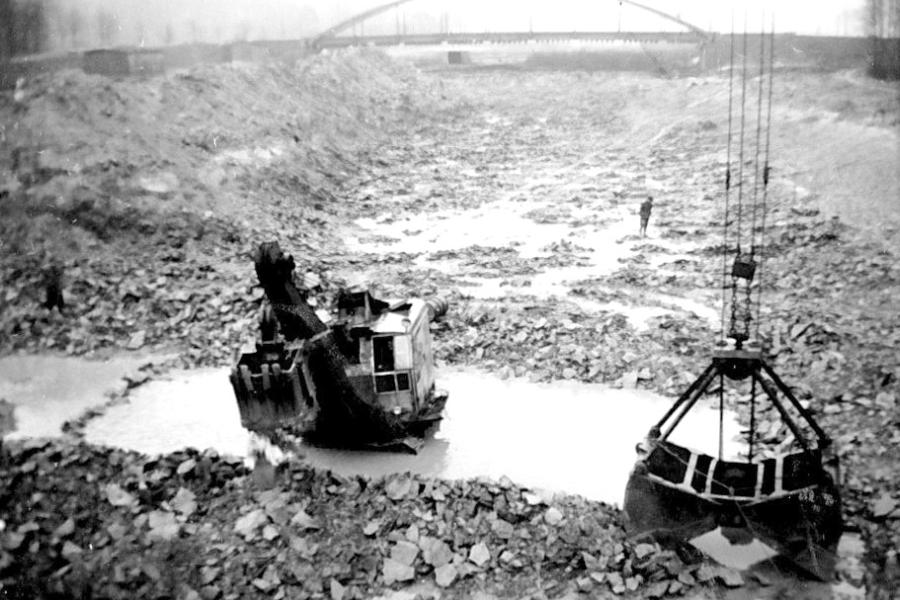 Bagger beim Bau der neuen Kanalfahrt (ca. 1951).