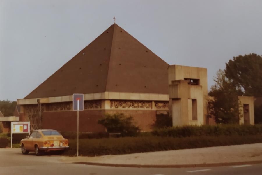 Die Christuskirche aus Richtung Bodelschwinghstraße (1980).