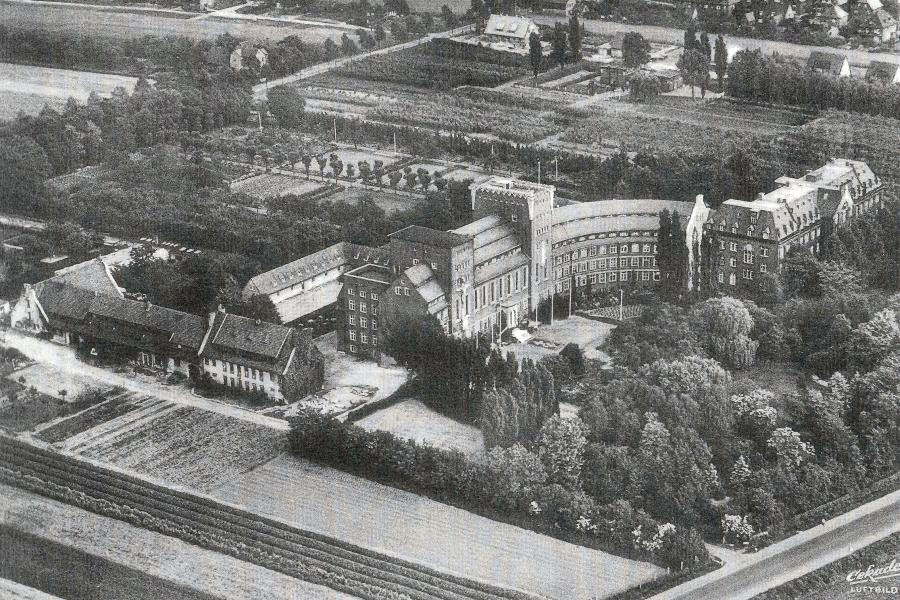 Der 1932 eröffnete Rundbau und das ursprüngliche Mutterhaus rechts (ca. 1950). 